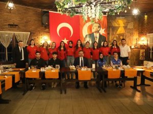 Vali Aksoy Misafir Sporcular Ve Gönüllü Gençler İle İftarda Buluştu