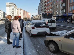 Buzlanan Yollar Kazaya Sebep Oldu