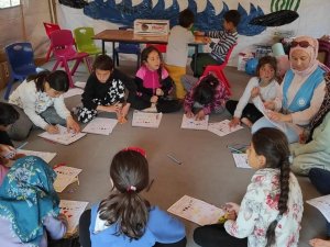 Müftülük Personeli Depremzede Çocuklara Manevi Danışmanlık Yapıyor