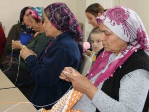 Depremzede Kadınlar Örgü Örerek Stres Atıyor