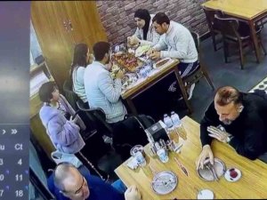 Fatih’te Çocuk Hırsızın, Turistin Ziynet Eşyası Dolu Çantasını Çaldığı Anlar Kamerada