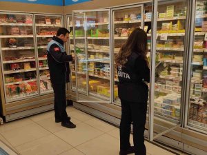 Gebze’de Zabıtalar Marketleri Denetliyor