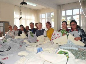 Çeşme Halk Eğitim’de Kıyafetler Depremzede Çocuklar İçin Dikiliyor