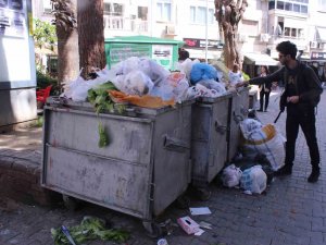 Karşıyaka’nın Her Köşe Başında Çöp Yığını