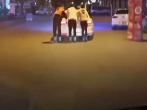 Patenli Gençler Lüks Arabanın Arkasına Asılarak Hayatlarını Tehlikeye Attı