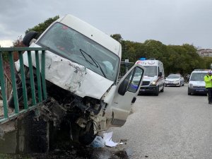 Kontrolden Çıkan Panelvan Üst Geçide Çarparak Durabildi: 2 Yaralı