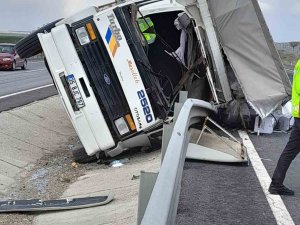 Niğde’de Devrilen Kamyon Sürücüsü Öldü