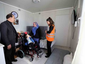 Gaziantep’te Engelli Depremzedelere Medikal Malzeme Dağıtılıyor