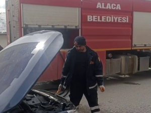 Seyir Halindeki Otomobilde Çıkan Yangını İtfaiye Ekipleri Söndürdü