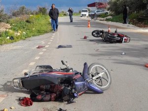 Motosikletler Kafa Kafaya Çarpıştı: 3 Yaralı