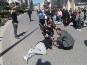 Antalya’da Kamyonetin Çarptığı Anne Ve Oğlu Yaralandı