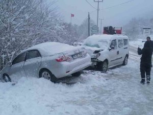 Kar Yağışı Beraberinde Kazayı Getirdi: 2 Yaralı