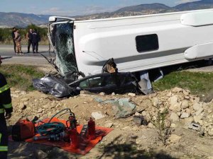 Alman Turistleri Taşıyan Midibüs Otomobili Ezdi: 1 Ölü 24 Yaralı