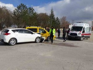 Karaman’da Otomobil İle Ticari Taksi Çarpıştı: 1 Yaralı