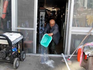 İ̇skenderun’da Deniz Seviyesi Yükseldi, Esnaf Deniz Suyu Tahliye Ediyor