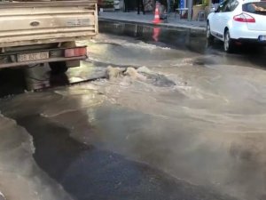 Su Borusu Patladı, Asfaltı Yardı, Yolu Adeta Göle Çevirdi