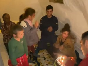 Sahil Güvenlik Ekiplerinden Depremzede Çocuklara Doğum Günü Sürprizi