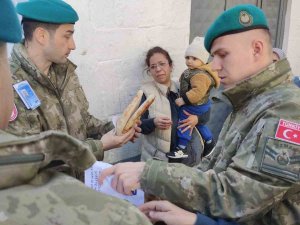 Türk Askeri Kosovalılara Ramazan Pidesi Dağıttı