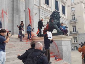 İ̇spanya’da Aktivistlerden Parlamento Binasına Boyalı Saldırı: 9 Gözaltı