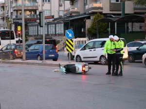 Aydınlatma Direğine Çarpan Motosiklet Sürücüsü Ağır Yaralandı