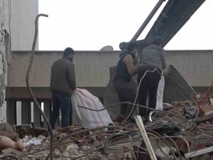 Enkaz Altında Ticari Umut: Esnaflar Ürünlerini Molozların Arasından Çıkarıyor