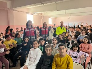 Polislik Mesleğini Tanıyıp Suçtan Korunma Yöntemlerini Öğreniyor