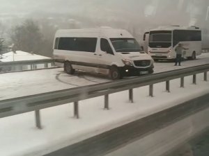Elazığ’da Kar Yağışı Sonrası Araçlar Yolda Kaldı