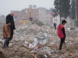 Enkaz Altında Kalan Hatıra Ve Eşyalarını Arıyorlar