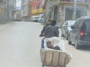 Motosiklete Bağladıkları Çekçek Arabasıyla Çocuklarını Böyle Taşıdılar