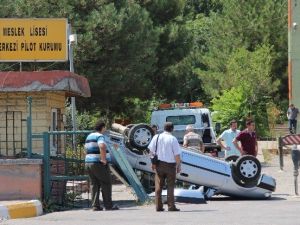 Yokuş Aşağı Kayan Otomobil, Okul Duvarına Çarparak Takla Attı