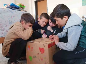 Ağrı’da Öğrenciler Kolileri İyilikle Dolduruyor