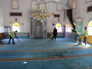 Burhaniye’de Camilerin Temizlikleri Devam Ediyor
