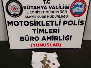 Yunus Timleri Bir Kişinin Üzerinde Uyuşturucu Ele Geçirdi