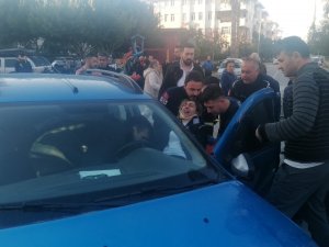 İ̇ki Otomobil Çarpıştı, Araçta Sıkışan Sürücü İtfaiye Ekiplerince Kurtarıldı