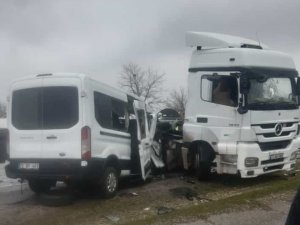 Batman’da Minibüs İle Tır Çarpıştı: 1 Ölü, 2 Ağır Yaralı