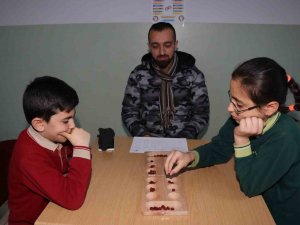 ‘Okullar Arası Zeka Oyunları Turnuvası’nda Finale Kalmak İçin Kıyasıya Yarıştırlar