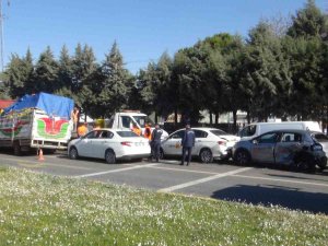 Zincirleme Kazada 8 Araç Birbirine Girdi