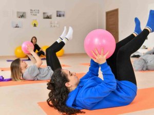 Esenyurtlu Kadınlar Günün Stresini Spor Kursunda Atıyor