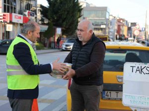 İ̇ftar Saatinde 420 Taksiciye Sıcak Yemek Dağıtıldı