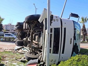 Sebze Ve Meyve Yüklü Tır Devrildi, Malzemeler Yola Saçıldı