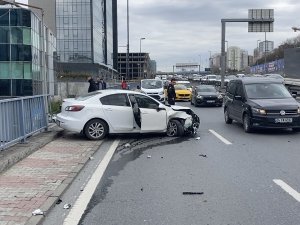 Güngören’de Hızını Alamayan Otomobil Önce Minibüse, Sonra Demir Korkuluklara Çarptı