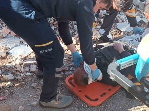 Yıkılan Binaların Fotoğrafını Çekmek İsterken Minibüs Çarptı