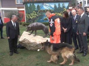 17 Ağustos Depreminin Kahraman Arama Kurtarma Köpeğinin Heykeli Açıldı