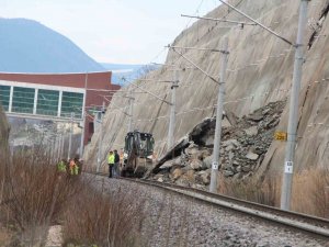 Bilecik’te Tren Hattında İstinat Duvarı Çöktü