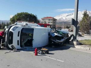 Aynı Yöne Giden Minibüs Otomobille Çarpıştı: 2 Yaralı