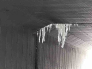 Köprülerden Sarkan Dev Buz Sarkıtları Tehlike Oluşturuyor