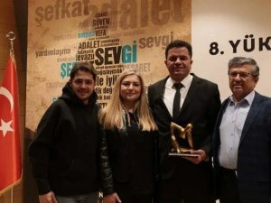 Yaşlı Depremzedeye Botlarını Giydiren Merzifonlu İtfaiyeciye Yüksek İnsani Değerler Ödülü