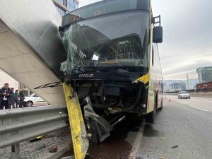 Bursa’da Belediye Otobüsü Bariyerlere Ok Gibi Saplandı: 1’i Ağır 5 Yaralı