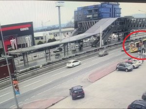 Belediye Otobüsünün Bariyerlere Ok Gibi Saplandığı Kaza Kamerada