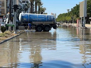 İ̇skenderun’da Denizin Taştığı Bölgelerde Çalışma Başlatıldı